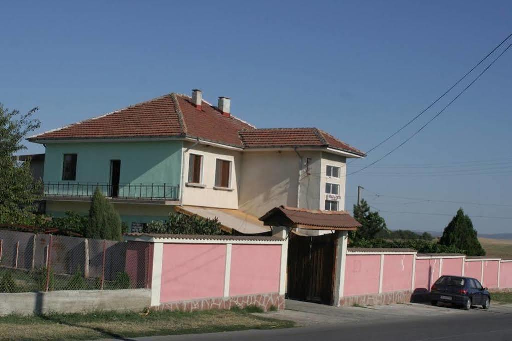 Guest House Edelvais Dve Mogili Kültér fotó